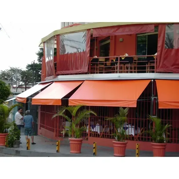 Fachada comercial com toldo limpo